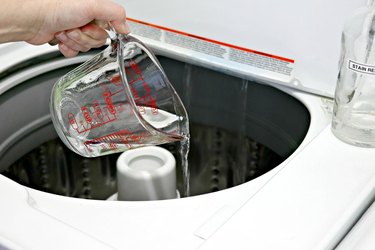 Clean washing machine with vinegar