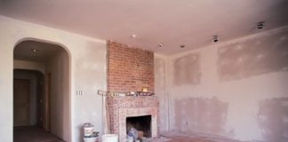 How to Remove Dried Spackling Off Walls