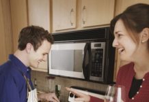 How to Remove an Aluminum Pan Stain From a Black Glass Cooktop