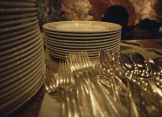 How to Remove Scratches From Silver Plate Flatware