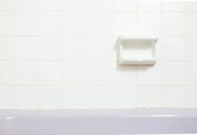 How to Remove Caulk from a Bathtub