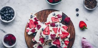 How to Make Frozen Yogurt Bark With Berries