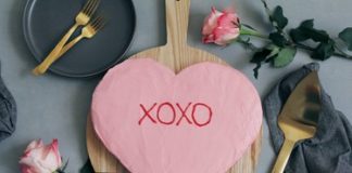 How to Make a Heart-Shaped Cake