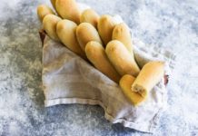 How to Make Olive Garden’s Breadsticks