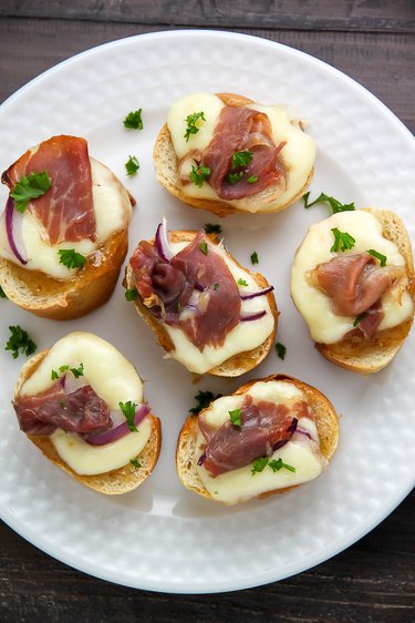 Fig and prosciutto crostini ready to be served.