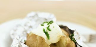 How to Do a Baked Potato Bar for a Wedding Buffet