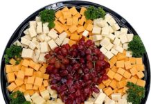 What Crackers to Serve With Cheddar Cheese Cubes?