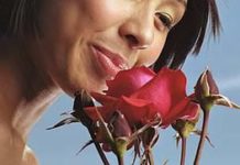 How to Make Perfume Out of Flowers from Your Garden